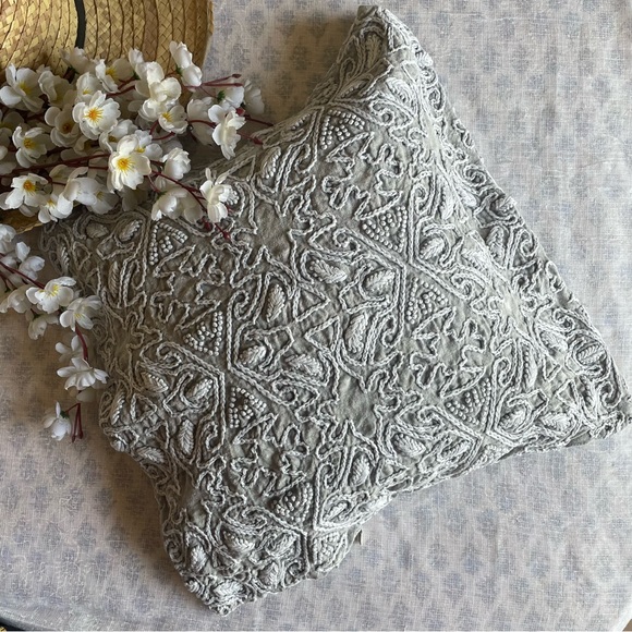 Premium embroidered cushion cover - Picture 3 of 5